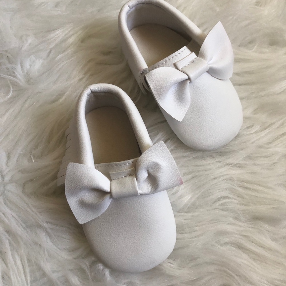 White fringe with bows 6-12M baby girl moccasins